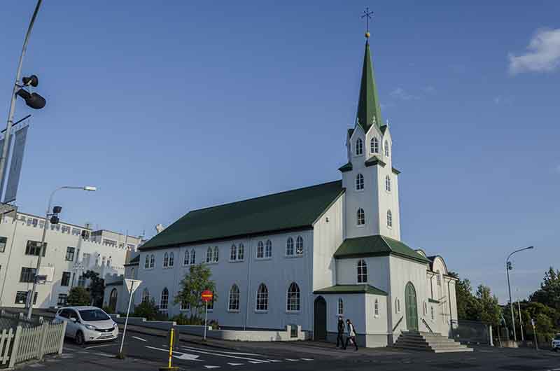 Islandia 030 - Reikjavik - Iglesia Libre de Reikjavik luterana.jpg